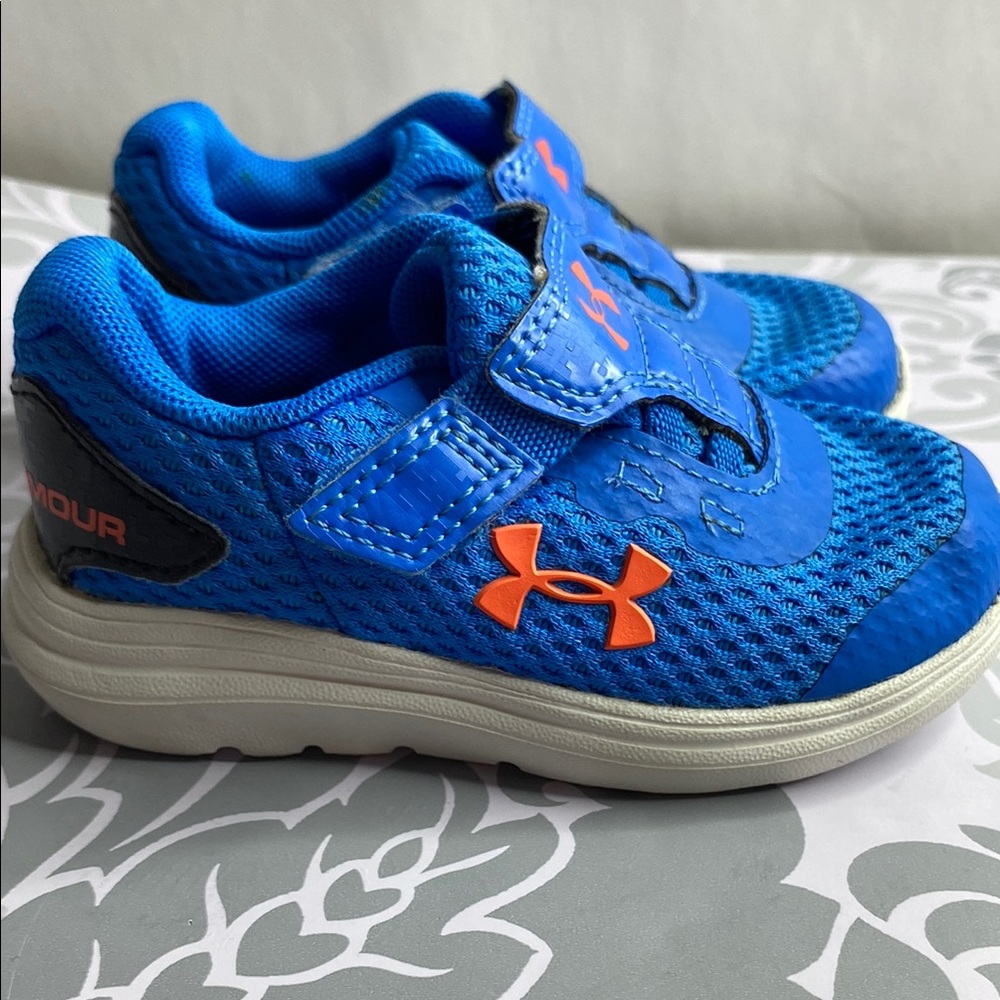 Under Armour Kids Blue Athletic Shoes size 5 K